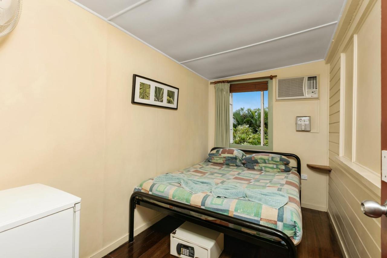 Tropic Days Boutique Hostel Cairns Exteriör bild